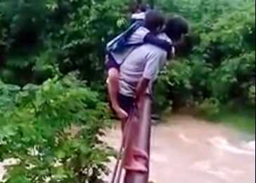 Con vắt vẻo trên lưng bố, vượt suối dữ tới trường