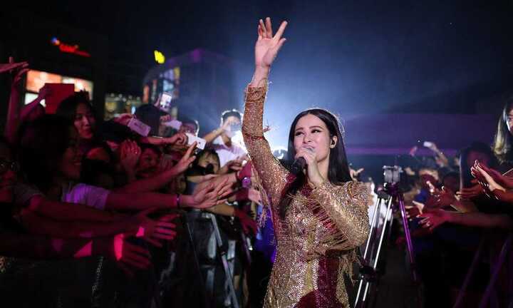 Đông Nhi hạnh phúc khi được Ông Cao Thắng mừng sinh nhật ngay trên sân khấu