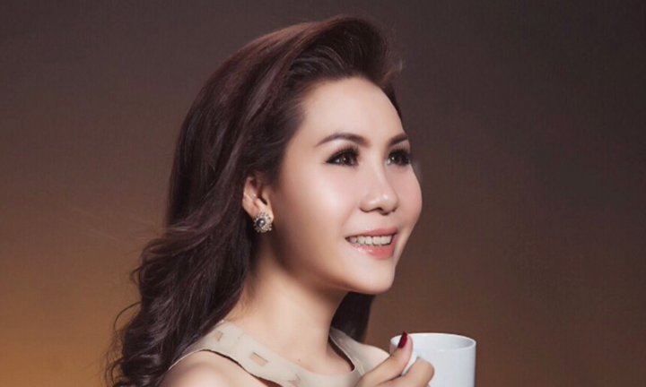 Nữ hoàng doanh nhân Kim Chi tự làm tượng sáp cho mình?