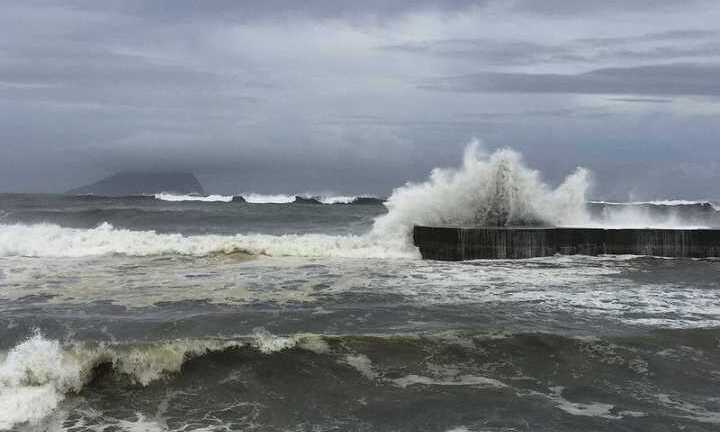 Trường học, văn phòng đóng cửa trước giờ siêu bão Megi đổ bộ