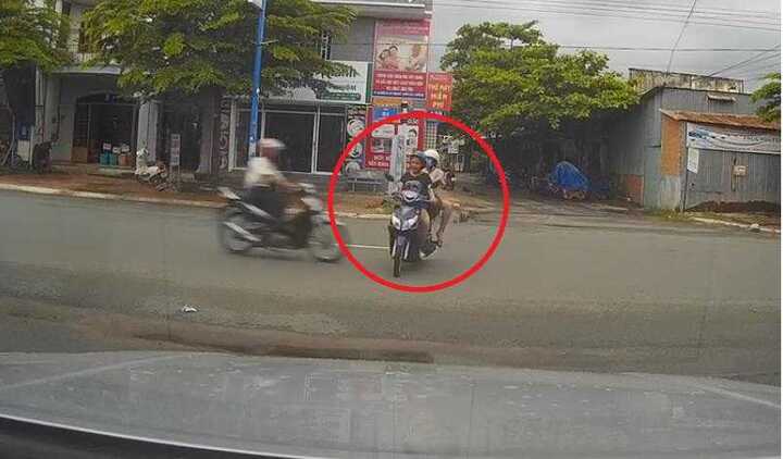 Xe máy từ ngõ lao ra như tên bắn gây tai nạn thảm khốc