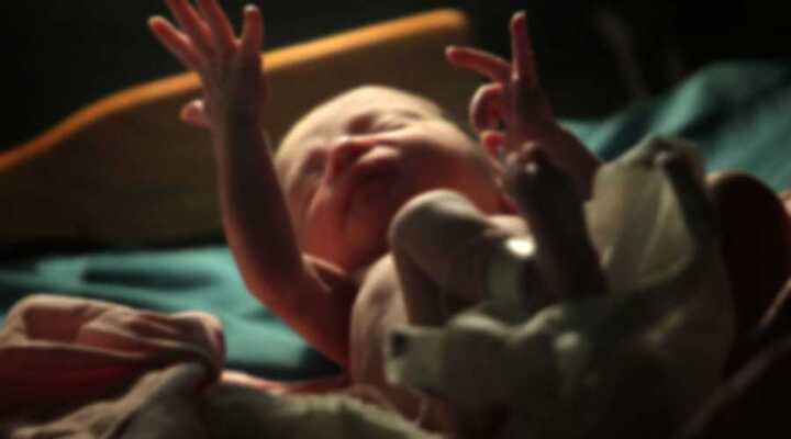 Em bé đầu tiên do 3 người sinh ra trên thế giới