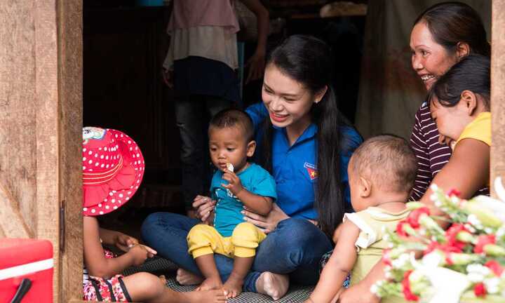 Người đẹp có học vấn 'khủng' nhất Hoa hậu Việt Nam tiếp nối dự án nhân ái ở Tây Nguyên