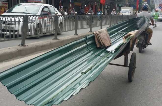 Nhan nhản những kẻ lê ‘máy chém’ sẵn sàng cắt cổ người đi đường ở Hà Nội