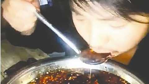 'Câu' khách mua hàng bằng cách uống dầu ớt, chàng trai chịu hậu quả thảm