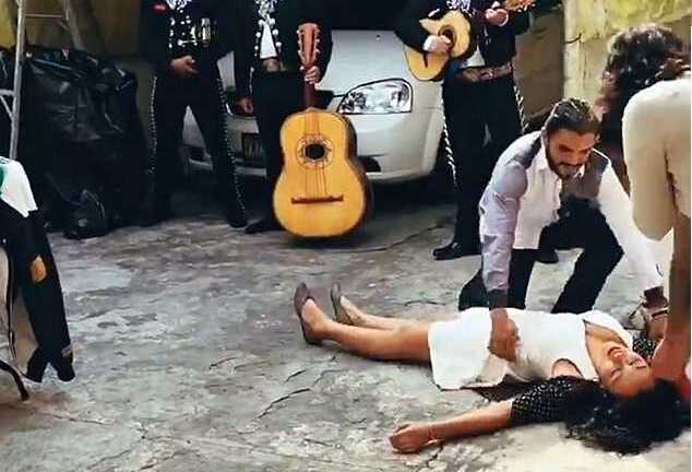 Clip cô gái ngất xỉu, ngã vật ra đất khi được bạn trai cầu hôn thu hút hàng triệu lượt xem