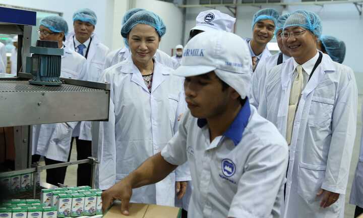 Đoàn Đại biểu Quốc hội Việt Nam thăm nhà máy sữa Angkor của Vinamilk tại Campuchia