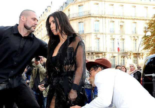 Nhà báo 'biến thái' xông vào hôn vòng 3 Kim Kardashian