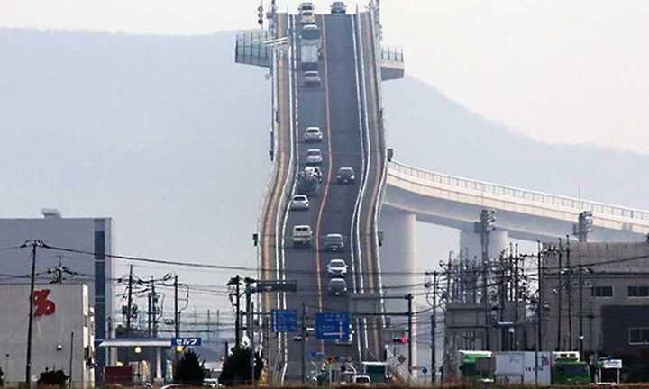 Nín thở xem ôtô đi trên cây cầu 'dựng đứng', nguy hiểm nhất thế giới