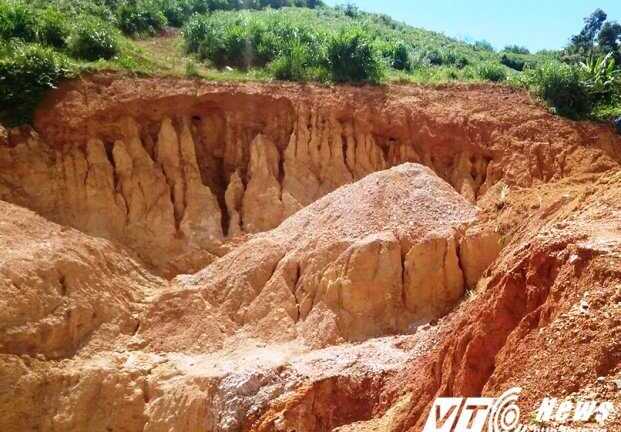 Cận cảnh những hố sâu đáng sợ nơi khai thác vàng trái phép tại Huế