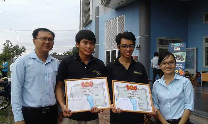 Khen thưởng hai 'soái ca' sửa hàng trăm xe hư hỏng trong trận mưa kinh hoàng ở Sài Gòn