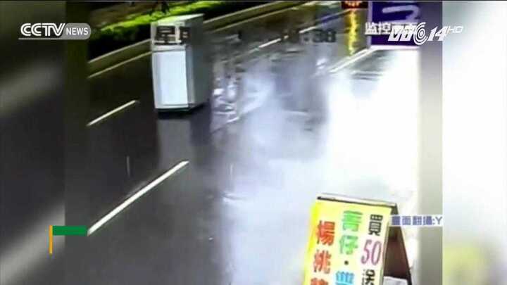 Kinh hãi bão lớn, đồ đạc trong nhà tự 'chạy ra đường'