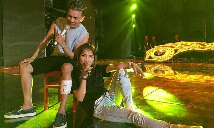 Bị chấn thương khá nặng, Mr. Đàm vẫn tập cực 'sung' cùng Hồng Ngọc