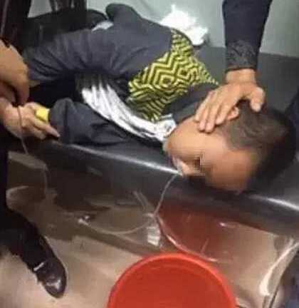 Phẫn nộ chuyện cậu bé bị 'đàn chị' lớp 5 bắt ăn ruột bút chì