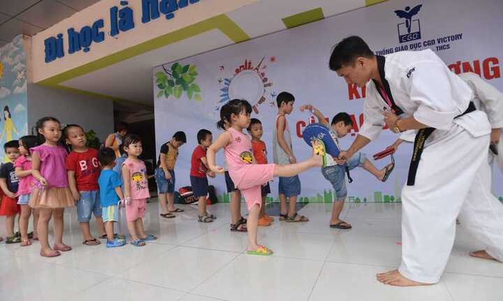 'Thiên thần nhí' thích thú trải nghiệm võ thuật, chơi bóng rổ