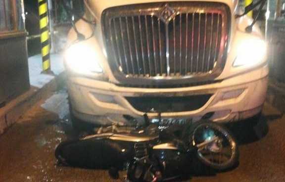 Tông chết người, tài xế container tăng ga bỏ chạy