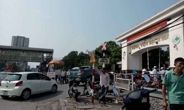 Người dân phát khóc vì không gửi được xe: Thông tin mới từ bệnh viện Bạch Mai