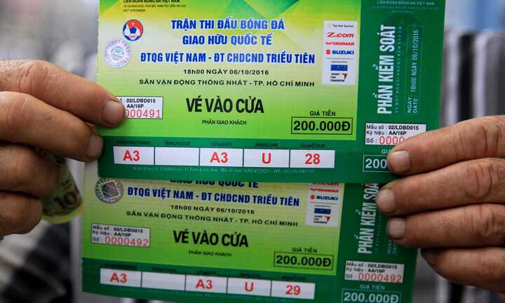 Giao hữu Việt Nam - Triều Tiên: Phe vé mua gom từ sáng sớm, giá vé đẩy cao gấp đôi