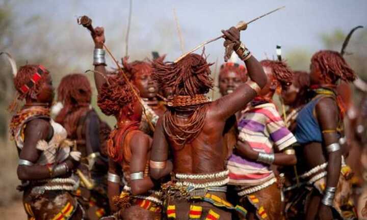 Kinh dị hủ tục đánh người yêu đến tóe máu để... thể hiện tình cảm