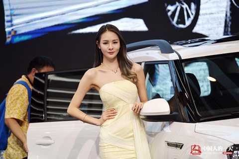 Bí mật đằng sau việc kiếm tiền triệu của nghề người mẫu triển lãm xe