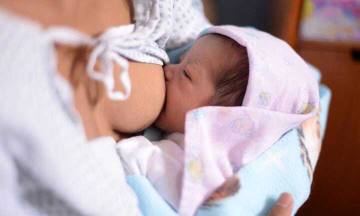 Cho con bú trước mặt bác sĩ nam, vợ bị chồng bóp cổ, đấm vào mặt