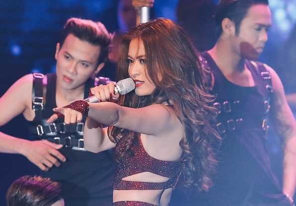 Hoàng Thùy Linh đu xà đơn, khoe vũ đạo bốc lửa trên sân khấu