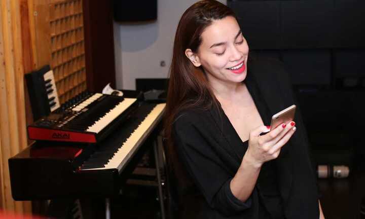 Hồ Ngọc Hà miệt mài tập nhạc đêm khuya