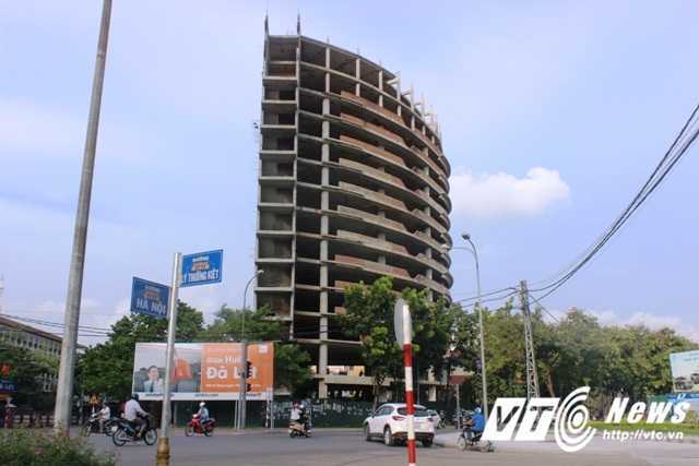 Soi cao ốc trăm tỷ bỏ hoang giữa 'đất vàng' cố đô Huế