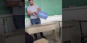 Thí nghiệm khoa học ảo diệu của thầy giáo điển trai gây 'sốt' mạng xã hội