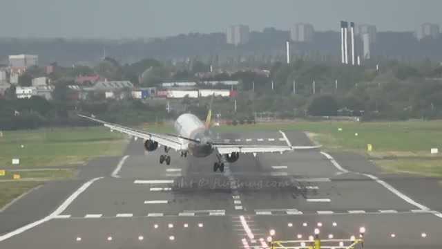 Video: Phi công 'đánh võng' cùng phi cơ A321 khi gặp gió 'quái' ở sân bay Anh