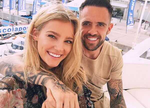 Bạn gái tiền đạo Liverpool khoe thân hình siêu mẫu quyến rũ