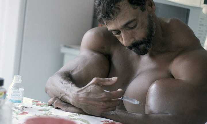 Dị nhân bơm dầu khắp cơ thể để thành 'người khổng lồ'