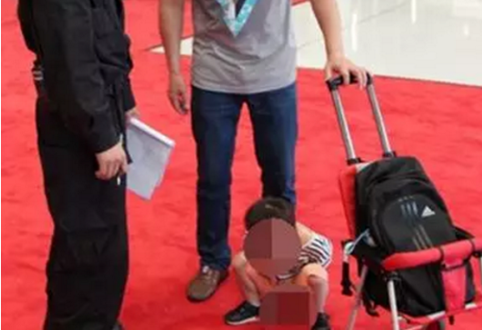 Ông bố Trung Quốc thản nhiên cho con tè lên thảm đỏ G-20 gây bức xúc