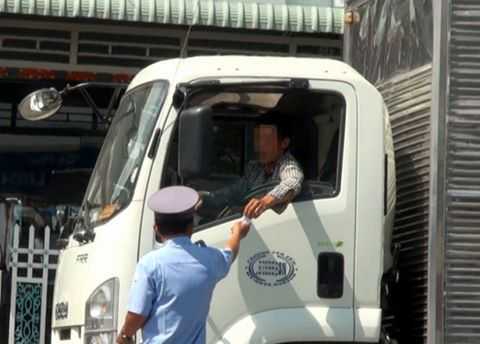 Cán bộ xã ngang nhiên thu phí 'mãi lộ' của tài xế xe tải