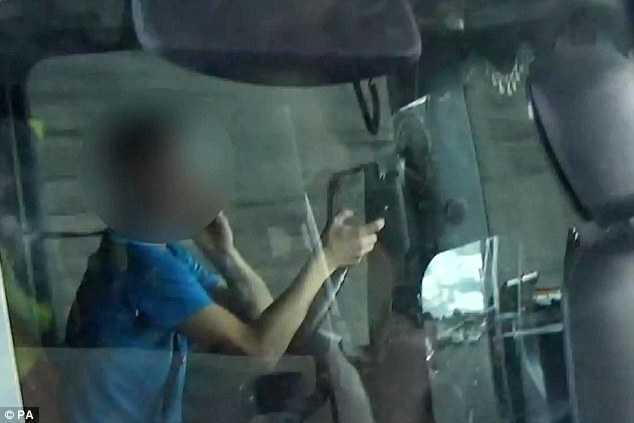 Hú hồn tài xế vừa lái xe tải, vừa sử dụng 2 điện thoại cùng lúc trên cao tốc