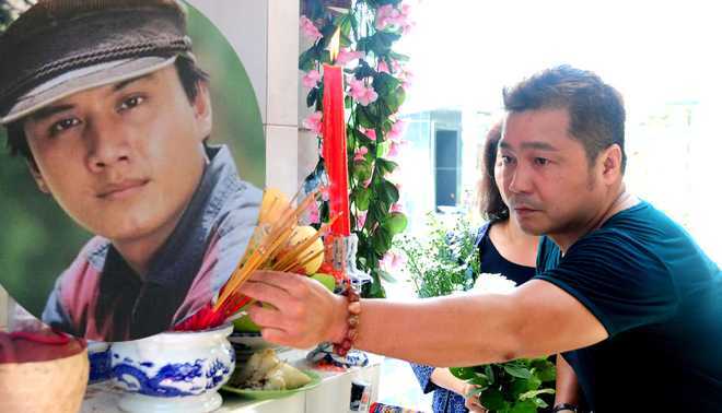 Lý Hùng, Phước Sang, Mộng Vân tới thắp hương lần giỗ thứ 20 của Lê Công Tuấn Anh