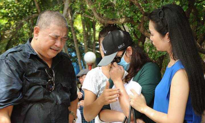 Người yêu cũ không ngừng khóc khi tới viếng mộ Lê Công Tuấn Anh