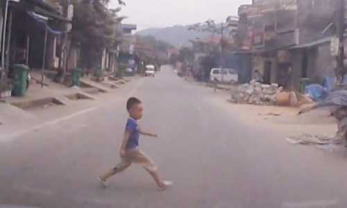 Ai có con nhỏ cần xem clip này để tránh tai nạn đáng tiếc