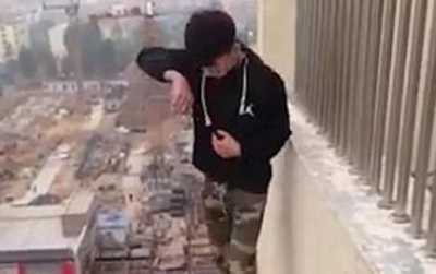 Chàng trai liều mạng nhảy trên mép tường của tầng 22