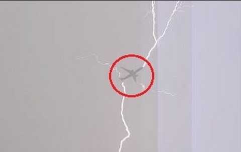 Máy bay bị sét đánh trúng khi đang bay giữa trời