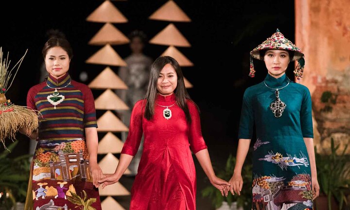 Nhà thiết kế Lan Hương thêu cổng làng Hà Nội lên lụa dự 'Festival Áo dài Hà Nội 2016'