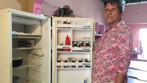 Khổ sở vì đói, nhà máy ở Venezuela 'nằm im', công nhân chơi dài