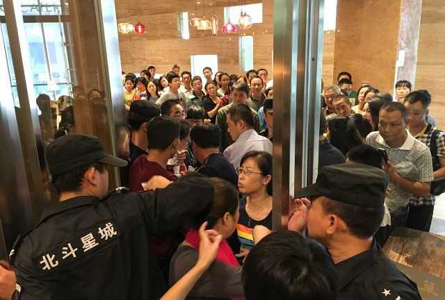 Hãi hùng cảnh người Trung Quốc 'càn quét' tiệc buffet miễn phí