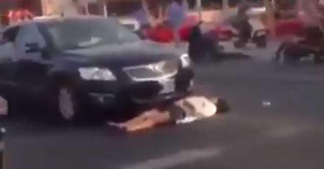 Nằm rạp trước đầu ôtô ăn vạ, 'quý cô' bị cảnh sát 'mời' về đồn