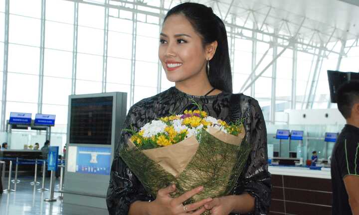 Nguyễn Thị Loan rạng rỡ lên đường tham dự Hoa hậu Hòa bình Quốc tế 2016