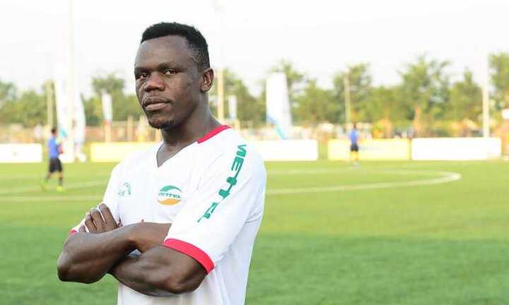 Tiền vệ người Cameroon thỏa ước mơ chơi bóng ở sân đấu 5 sao Việt Nam