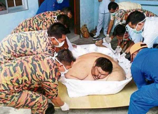 20 người khổ sở đưa bệnh nhân 'khổng lồ' lên xe tải