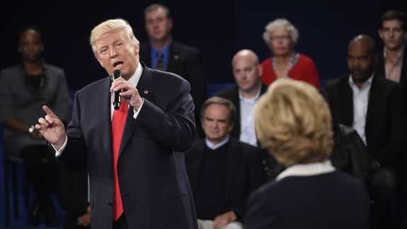 Khán phòng cười ồ khi Donald Trump tự gọi mình là 'quý ông'