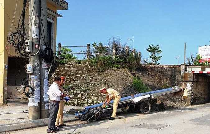 Người điều khiển xe 'máy chém' bị tôn chở trên xe đè chết