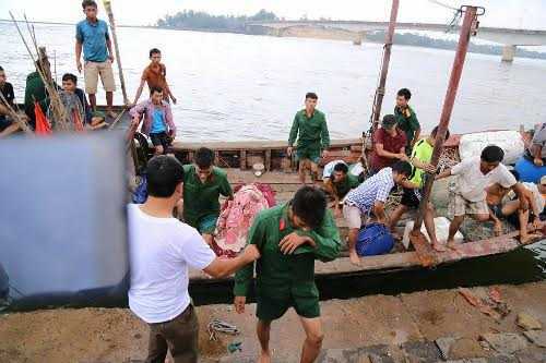Chìm tàu ở Quảng Trị: Nạn nhân kể lại 15 phút sinh tử, chới với trên biển